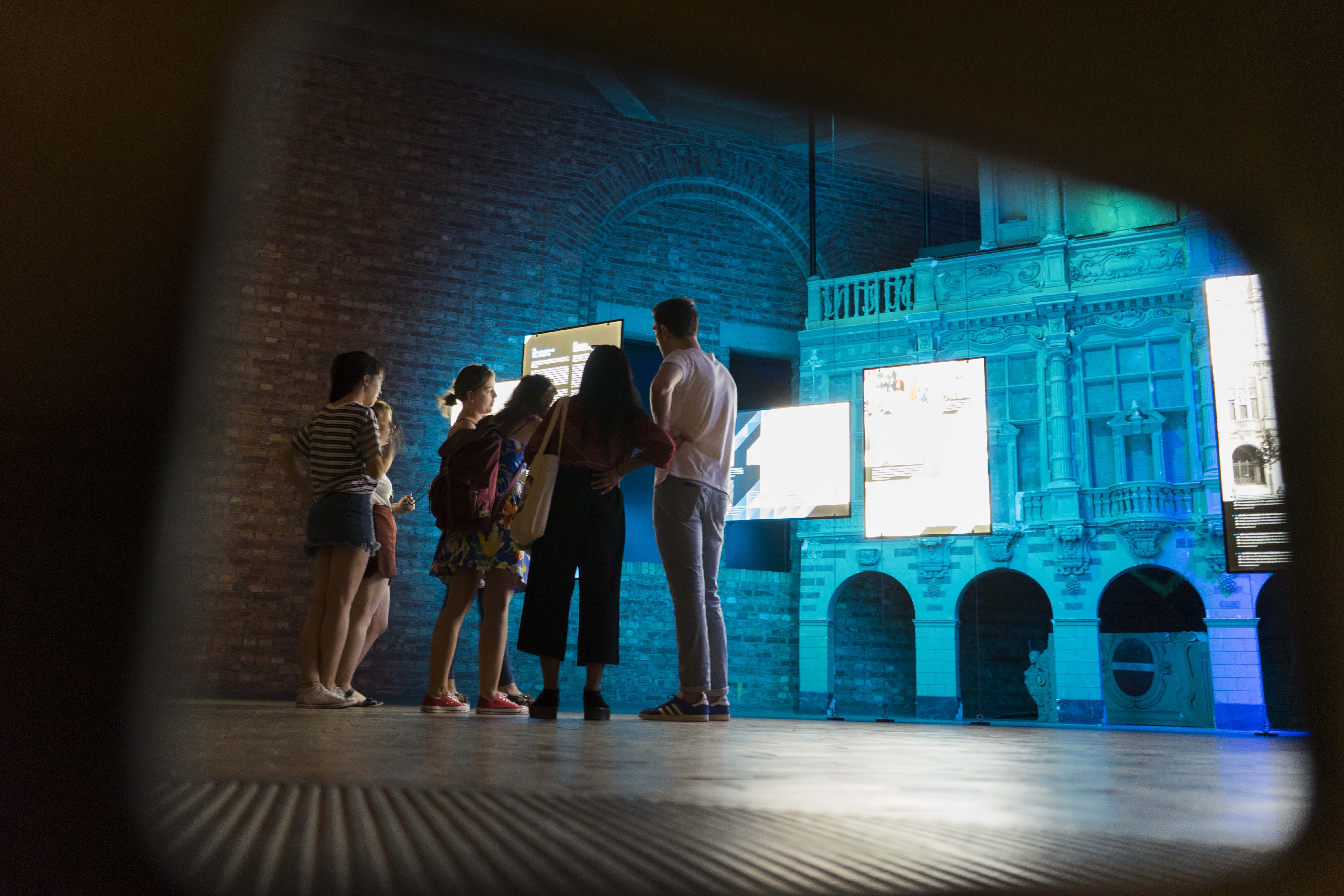 Bezoekers bij de permanente tentoonstelling in de bibliotheektoren