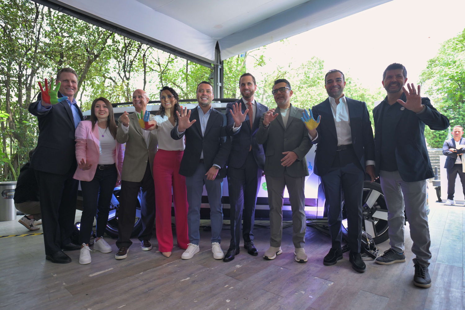 Paul Imhoff, Director Hyundai Hope On Wheels; Jocelyn Mondragón, Directora Asociación de Distribuidores Hyundai México; Luis Alberto Alarcón Irigoyen, Presidente del Patronato de Aquí Nadie Se Rinde I.A.P.; Rosalba Urquiza, Directora General de Aquí Nadie Se Rinde, I.A.P.; Edgar Carranza, CEO de Hyundai Motor de México; Alfonso Collada, Presidente de la Asociación de Distribuidores Hyundai México; Juan Carlos Ortega, Director de Mercadotecnia y Relaciones Públicas de Hyundai Motor de México; Arturo Garza, Director de Ventas y Desarrollo de Distribuidores de Hyundai Motor de México; John Guastaferro, Director Ejecutivo de Hyundai Hope On Wheels.