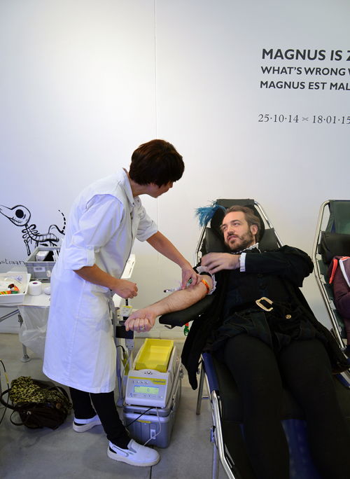 Bloedinzamelactie met Rode Kruis Vlaanderen - Vesalius geeft bloed (c) M - Museum Leuven