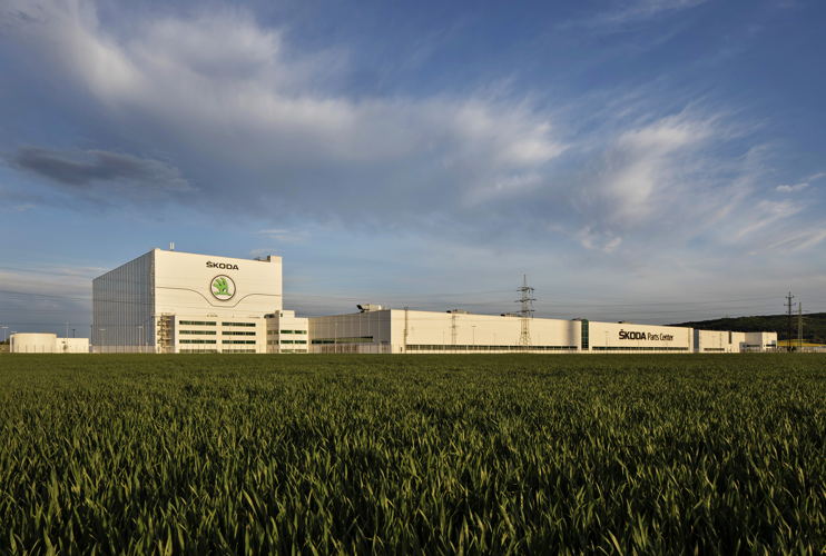 The total area of the ŠKODA Parts Centre is 180,000 square metres – 105,000 square metres of which is storage space. As one of the Volkswagen Group’s three European parts centres, it is the largest genuine parts warehouse in the Czech Republic. The total area of the ŠKODA Parts Centre is 180,000 square metres – 105,000 square metres of which is storage space. As one of the Volkswagen Group’s three European parts centres, it is the largest genuine parts warehouse in the Czech Republic.