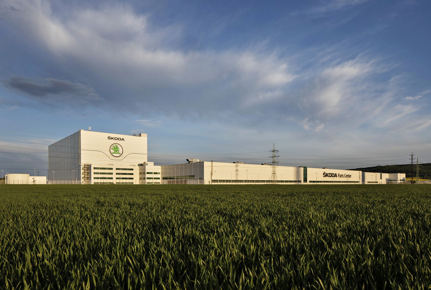 The total area of the ŠKODA Parts Centre is 180,000 square metres – 105,000 square metres of which is storage space. As one of the Volkswagen Group’s three European parts centres, it is the largest genuine parts warehouse in the Czech Republic. 