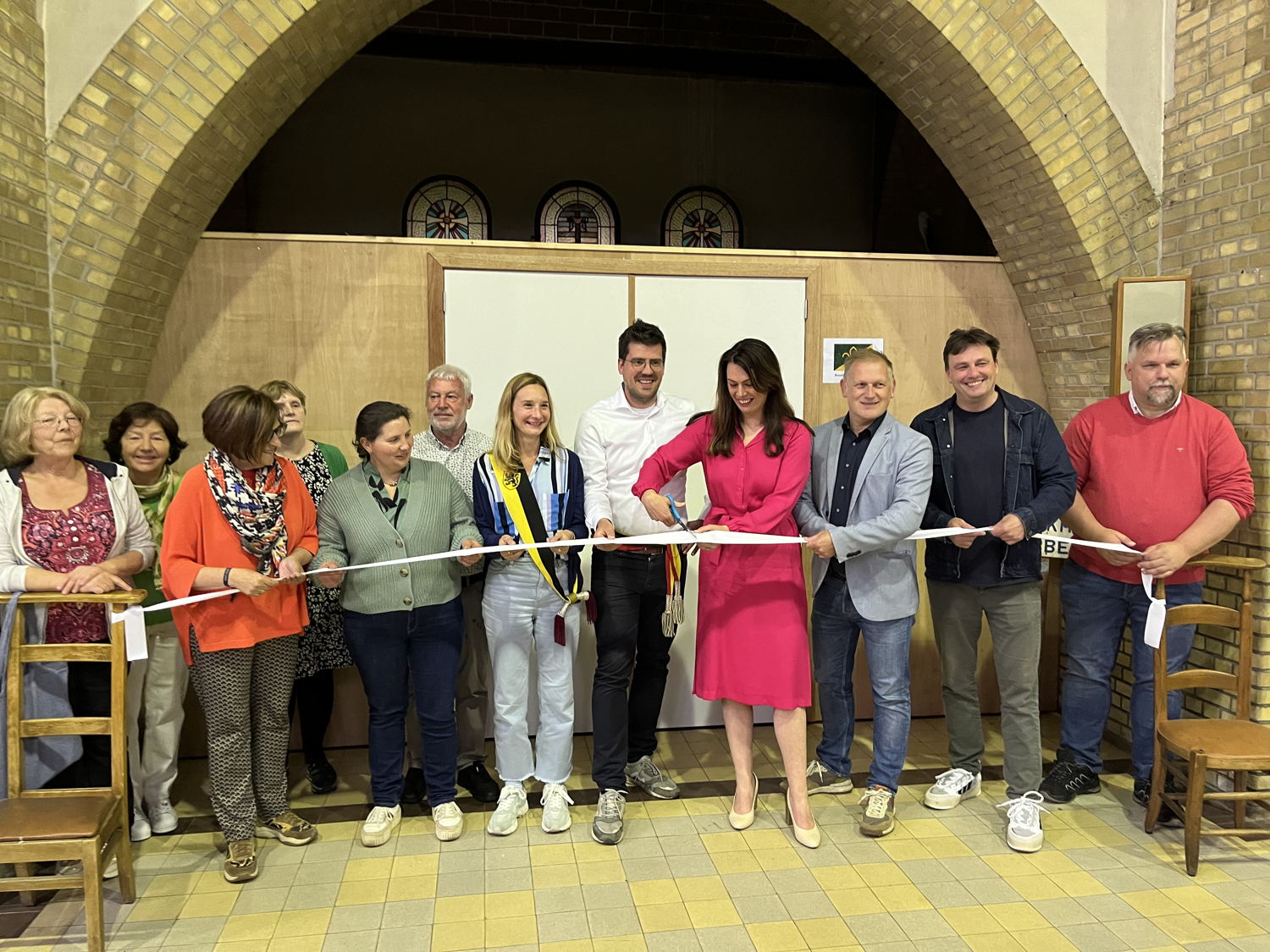 vlnr. Monique Mertens (Kruisbestuiving), Myriam Smekens (Kruisbestuiving), Myriam Bettens (Kruisbestuiving), An Van der Vreken (Kruisbestuiving), Vanessa Van Damme (Kruisbestuiving), Pierre Huylebroeck (Kruisbestuiving), schepen Goedele De Cock, burgemeester Jan Vanderstraeten, gedeputeerde An Vervliet, schepen Raf De Wolf, schepen Mike Torck, Toon Bourgeois (Kruisbestuiving)