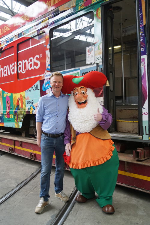 Steve Van den Kerkhof (CEO Plopsa Group) en kabouter Plop voor de nieuwe aanwinst. (Foto: Plopsa Group) Steve Van den Kerkhof (CEO Plopsa Group) en kabouter Plop voor de nieuwe aanwinst. (Foto: Plopsa Group)