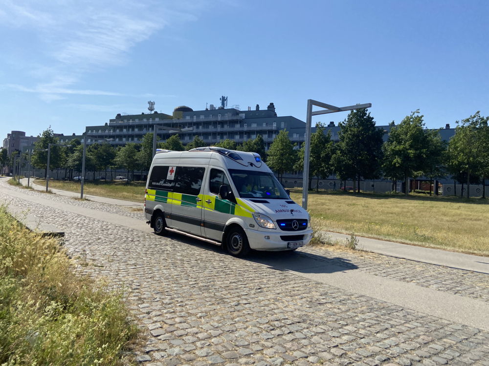 De ambulance rijdt door Park Spoor Noord van ZNA Stuivenberg naar ZNA Cadix. (Foto: ZNA)