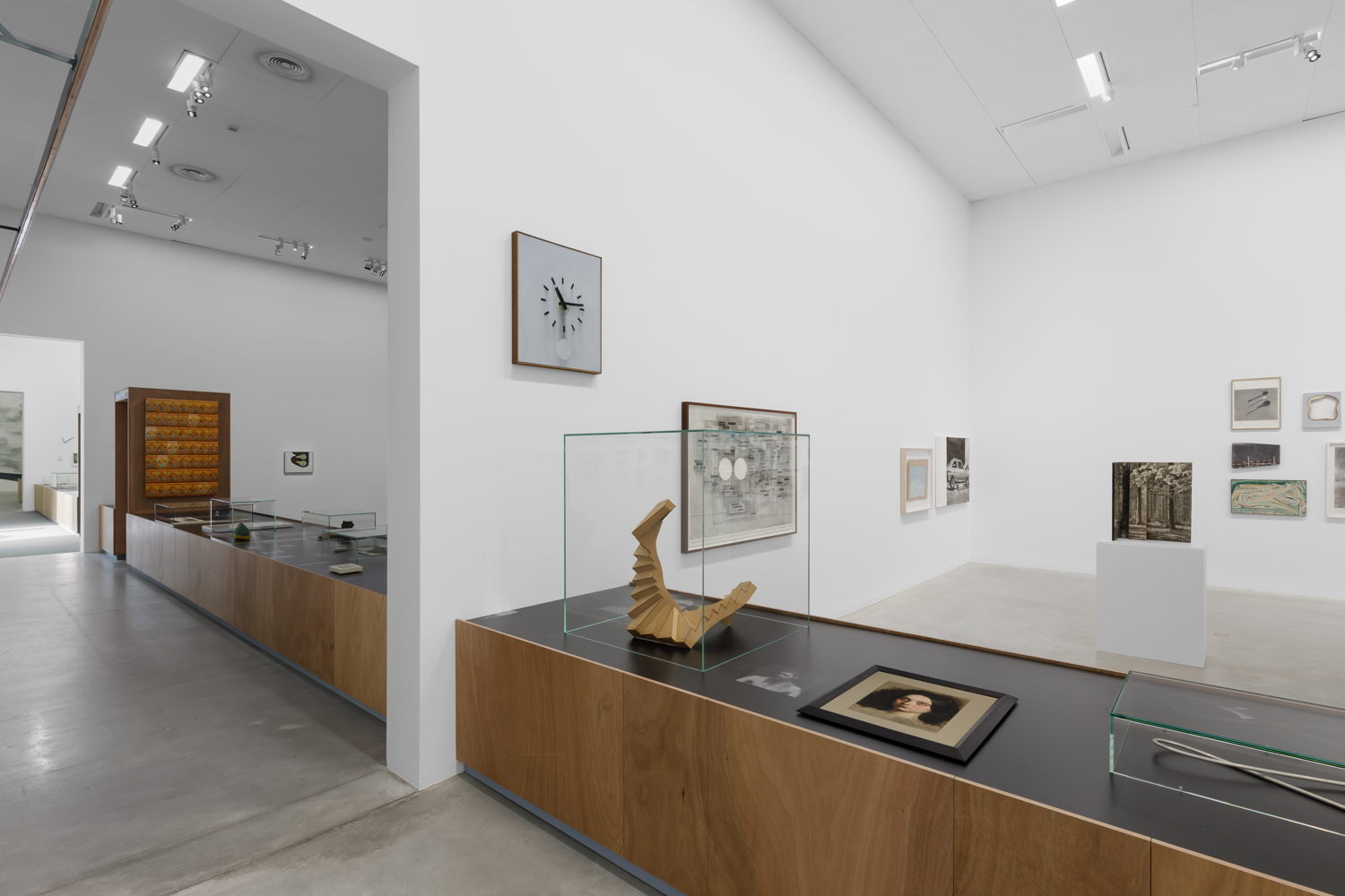 6.	Vue de l’exposition ‘OEEEEEEUUUUVVRE’, Peter Morrens, M Leuven, 2024, photo: © Useful Art Services pour M Leuven
