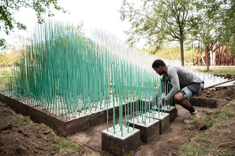 Demontage en verplaatsing van het kunstwerk ‘Double progression vert et blanc’ van Jésus Rafael Soto - Foto: Tom Cornille