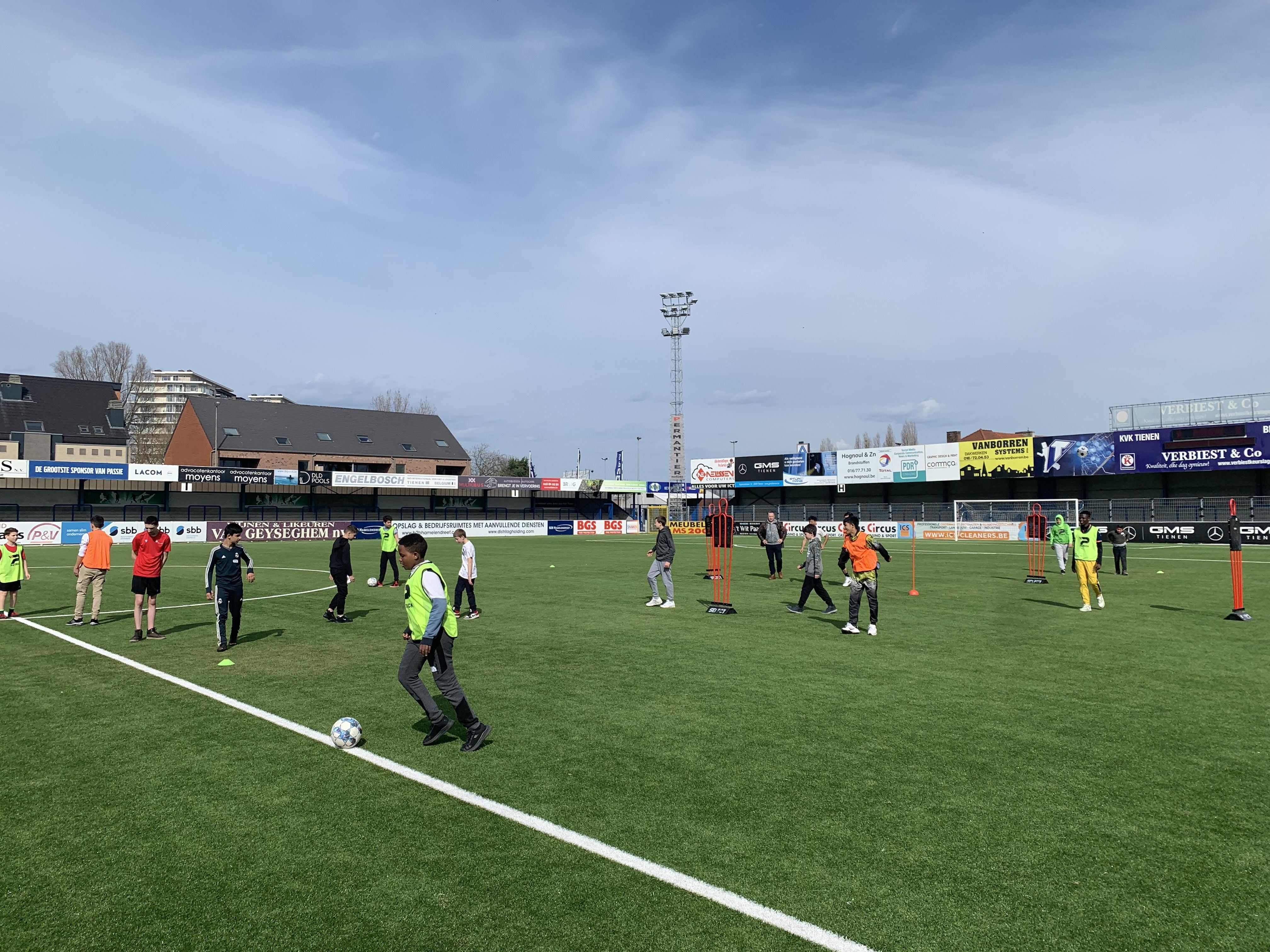 OKAN-leerlingen proeven van een voetbaltraining bij KVK Tienen
