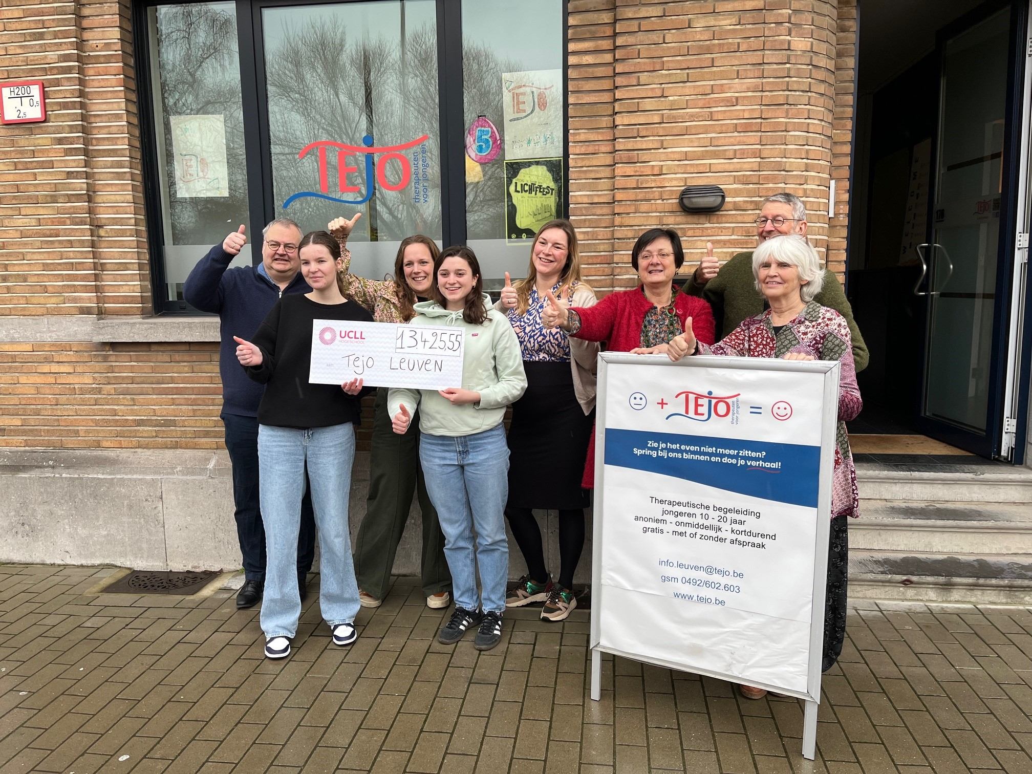 UCLL-Studenten Organisatie en management overhandigen cheque van € 13.425  aan TEJO-huis Leuven