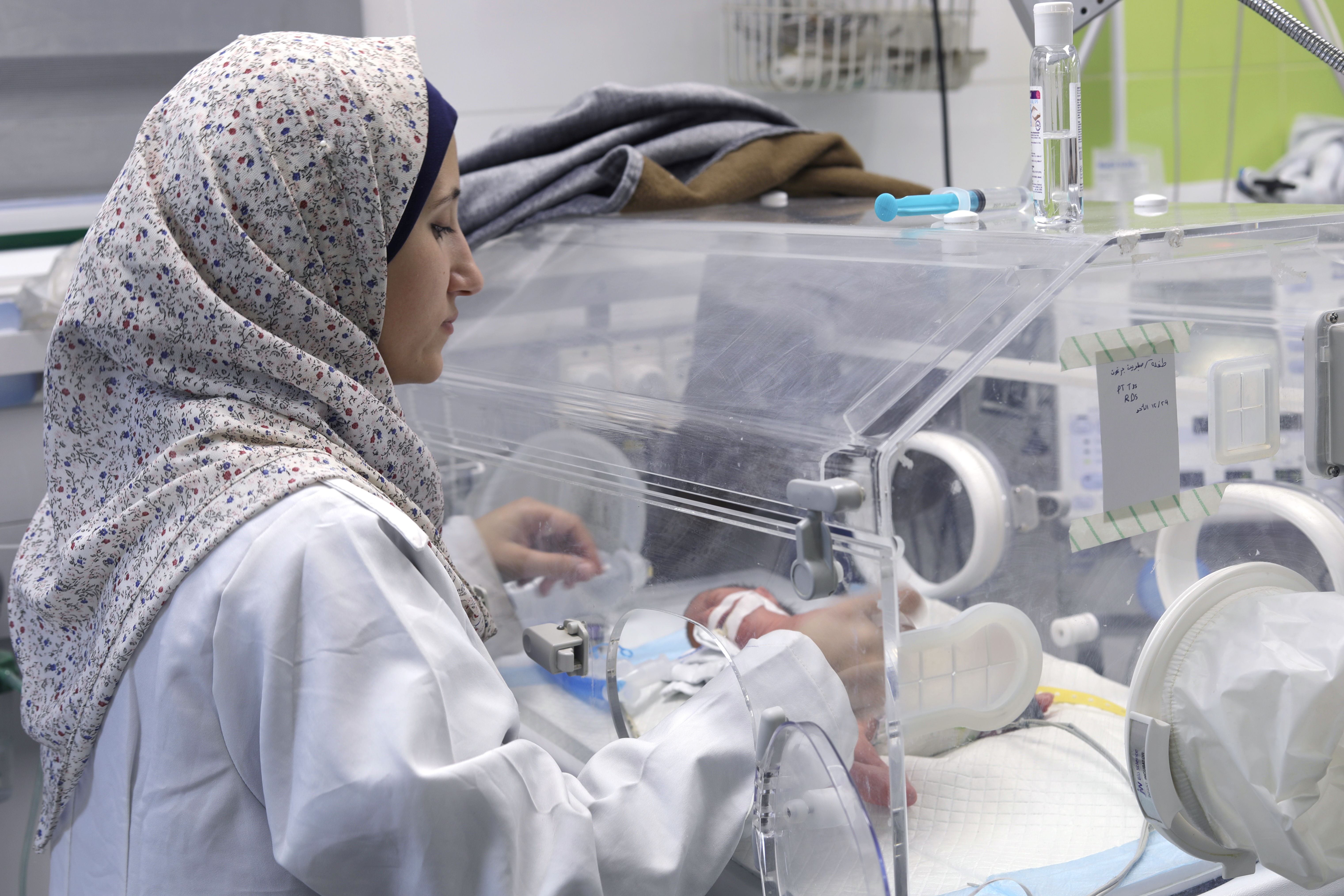 Una enfermera de MSF revisa a uno de los recién nacidos prematuros ingresados en la unidad de cuidados intensivos neonatales del Hospital Nasser, apoyado por MSF, en Jan Yunis, Gaza. NOUR ALSAQQA/MSF Una enfermera de MSF revisa a uno de los recién nacidos prematuros ingresados en la unidad de cuidados intensivos neonatales del Hospital Nasser, apoyado por MSF, en Jan Yunis, Gaza. NOUR ALSAQQA/MSF