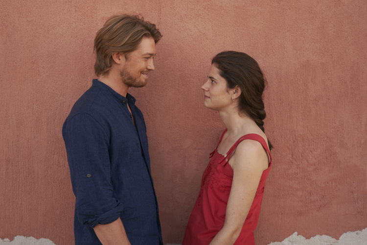 Nick (Joe Alwyn) en Frances (Alison Oliver)