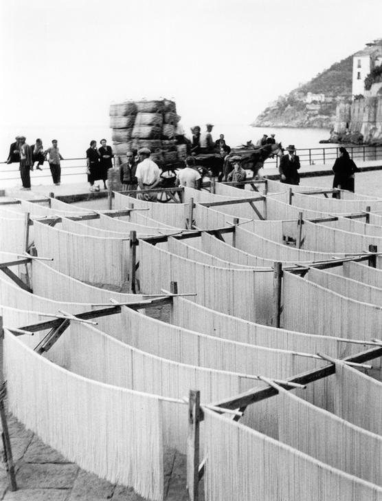 Drying pasta near Amalfi, 1946 AKG214070 © akg-images / Tony Vaccaro Drying pasta near Amalfi, 1946 AKG214070 © akg-images / Tony Vaccaro