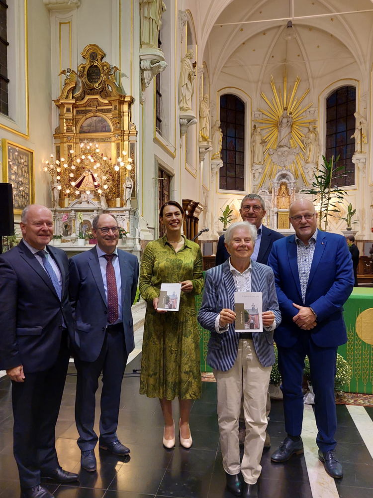 vlnr. schepen Koen Loete, Johan Van Hyfte (KVVV), gedeputeerde An Vervliet, Rita Van Hoecke (auteur), Paul De Bruyckere (college Ten Doorn), gedeputeerde Kurt Moens