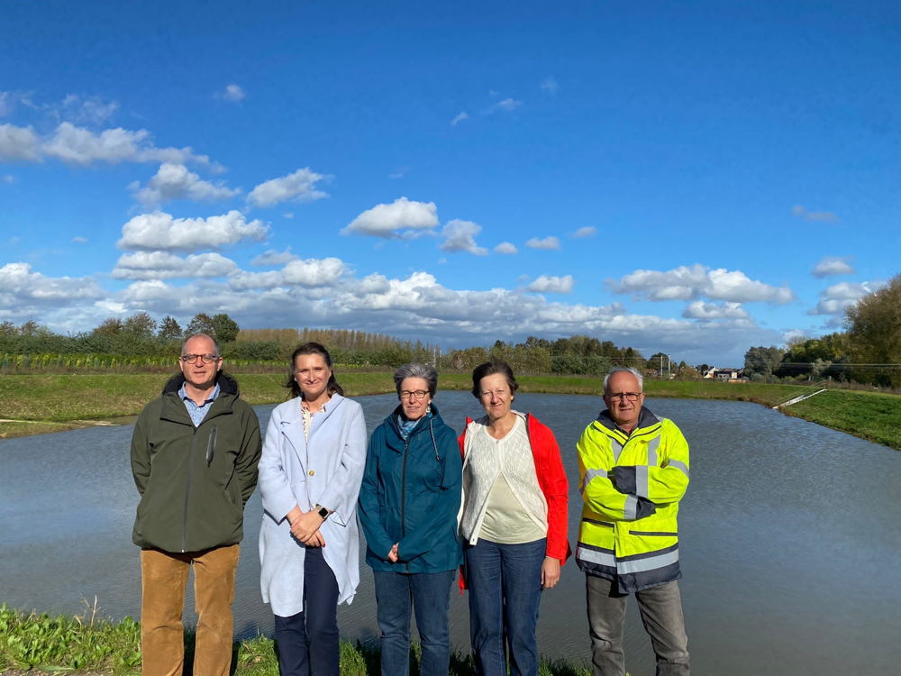 vlnr:  Samuel Beernaert van Infrabel Gedeputeerde Leentje Grillaert Marie-Paule De Poorter, diensthoofd Integraal Waterbeleid Provincie Monique De Spaey, sectoringenieur Integraal Waterbeleid Provincie Angelov Dimitar van Tuc Rail
