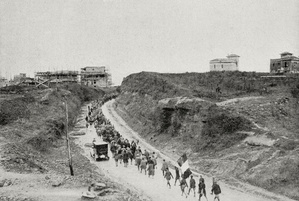 AKG5843196 Fascistes avançant vers Rome, octobre 1922 (c) De Agostini / Biblioteca Ambrosiana / akg-images