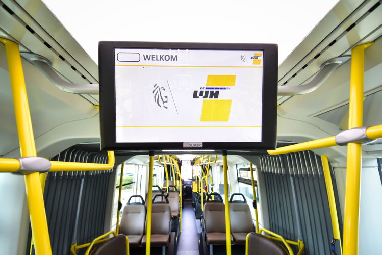 Met zijn 24 meter lengte en een capaciteit van 137 reizigers biedt de trambus het ruimtegevoel van een tram. De zetels in recuperatieleder zorgen voor extra comfort aan boord. Met zijn 24 meter lengte en een capaciteit van 137 reizigers biedt de trambus het ruimtegevoel van een tram. De zetels in recuperatieleder zorgen voor extra comfort aan boord.