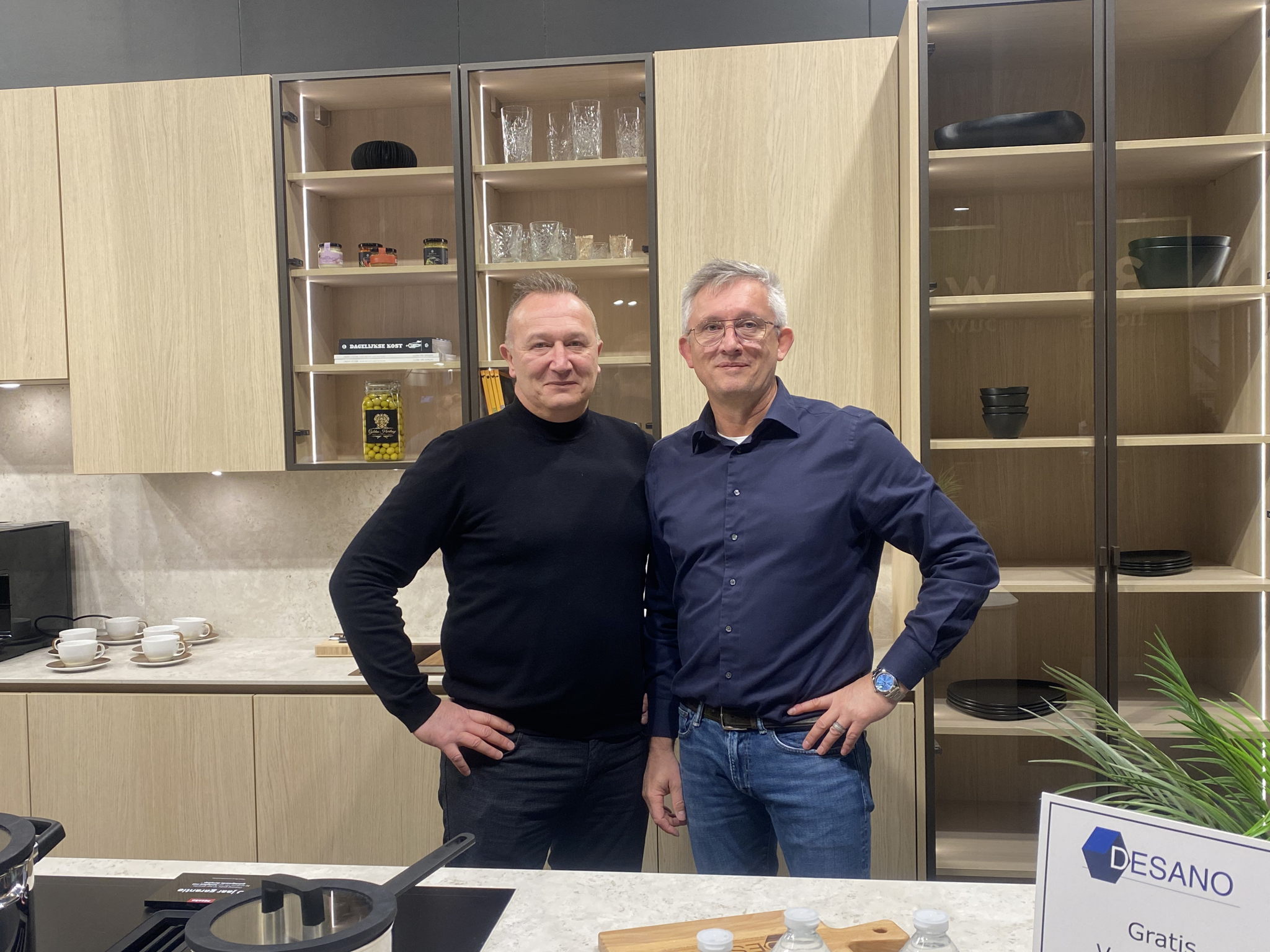 Stefan (R.) met zijn broer Dave, zaakvoerders van Desano.