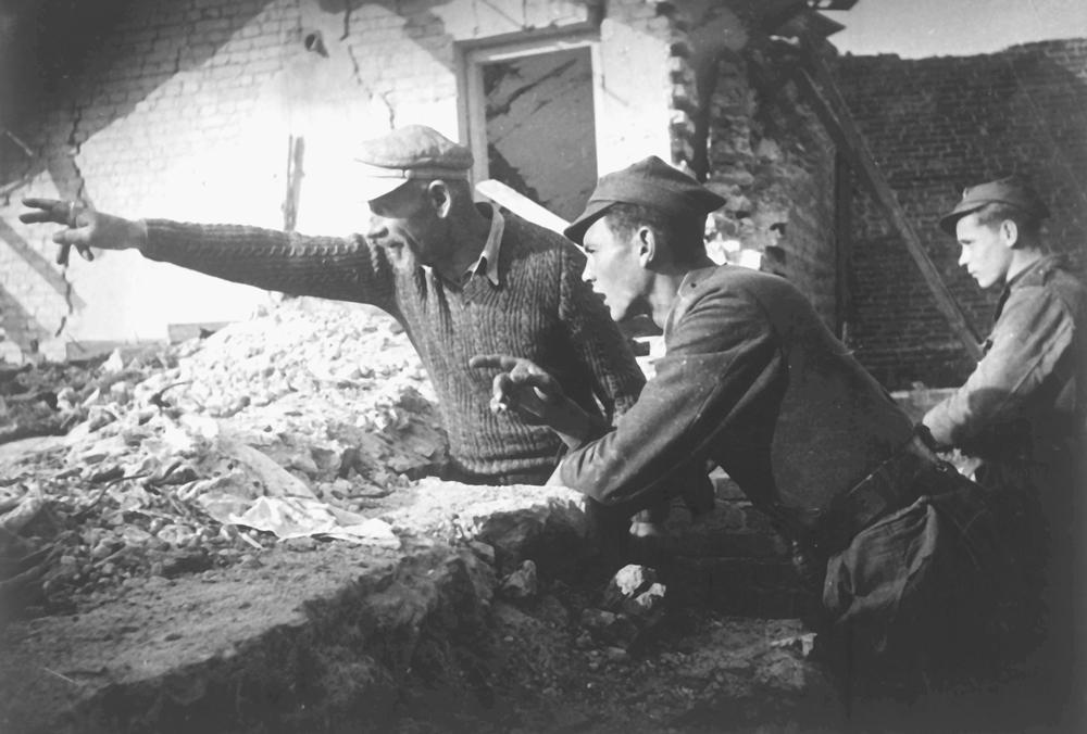 AKG99232 A civilian showing a Polish soldier the position of the German troops.  Photo, August 1944. ©akg-images