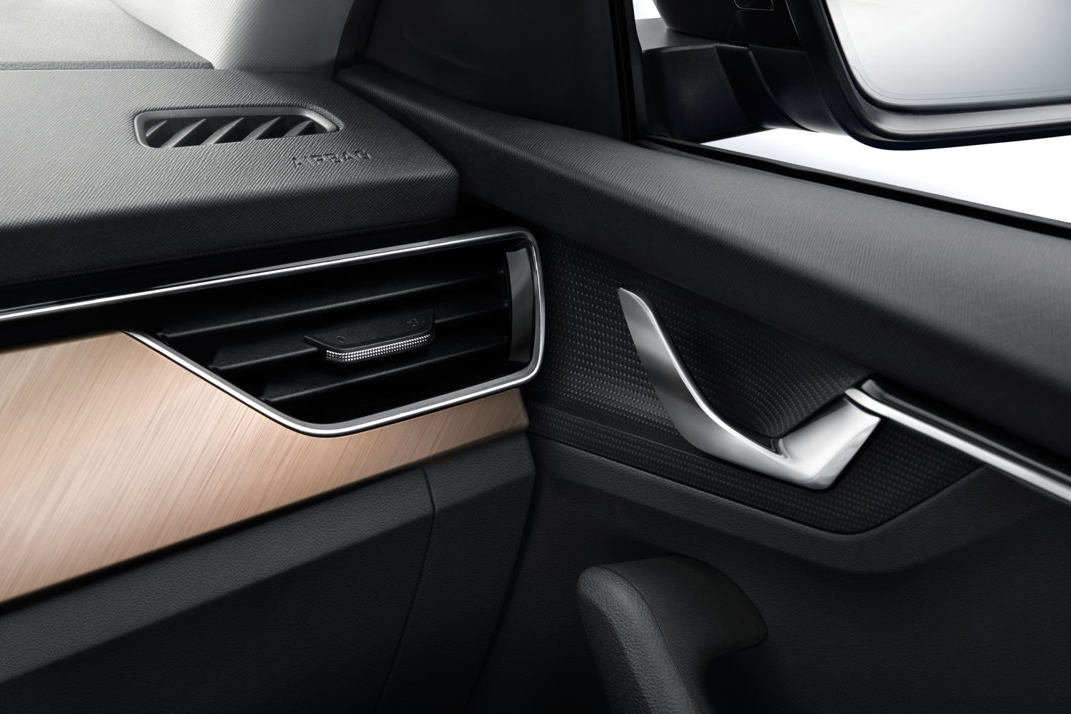 The lateral air vents extend into the doors and amplify the visual impression of width, adding to the generous sense of space in the new ŠKODA SCALA.