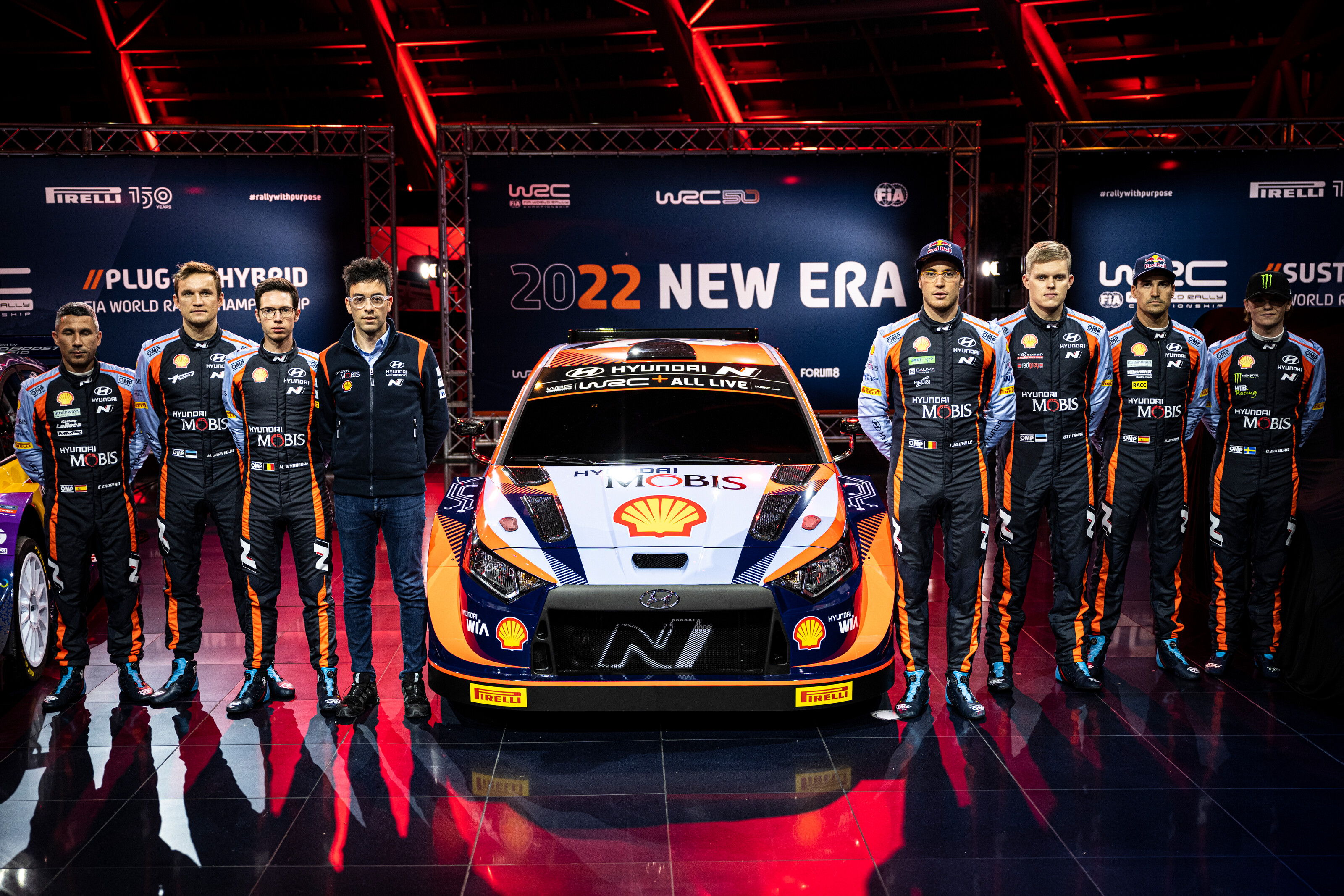 Thierry et l'équipe Hyundai devant leur toute nouvelle voiture.