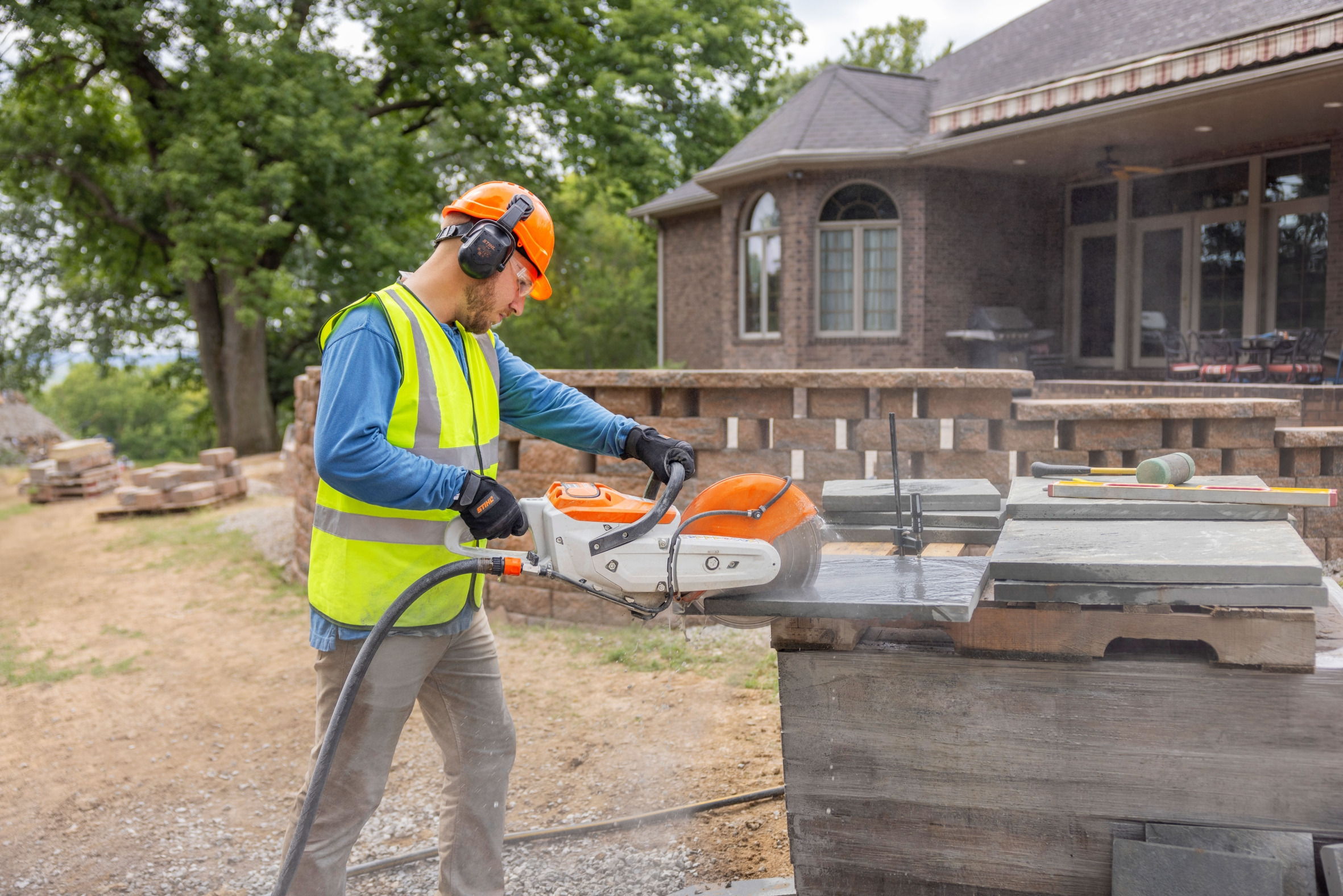 De accudoorslijper STIHL TSA 300 is een compacte en veelzijdige machine, perfect voor slijpwerk in de tuin- en landschapsbouw. Met zijn kunstharsdoorslijpschijf van 300 mm kan de TSA 300 bouwmaterialen tot een dikte van 110 mm snel en nauwkeurig doorslijpen.