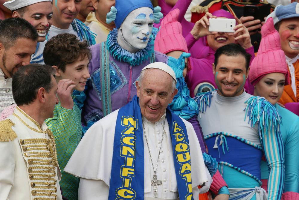 Pope Francis with the Rony Roller Circus artists during the Wednesday General Audience on Saint Peter's Square. Vatican City, 27th January 2016. AKG4254335 © akg-images / MONDADORI PORTFOLIO/Archivio Grzegorz Galazka/Grzegorz Galazka