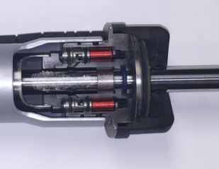 Beim digitalen DRiV-Ventil von Tenneco sind Elektronik und Steuerungssoftware in den Dämpferdeckel integriert.  Digital gesteuerte Magnetventile können bis zu 16 unterschiedliche Dämpfungskurven umsetzen, die den Fahrkomfort unter verschiedenen Fahrbedingungen verbessern. 