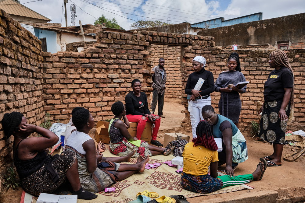 Memory Saweruzika records information from a sex worker in Dedza. MSF works with peer sex workers as Memory, a group of sex workers who have organized themselves into Community Based Organizations (CBO) to defend their sexual and reproductive rights. Photographer: Diego Menjibar | Location: Malawi |Date:13/10/2023