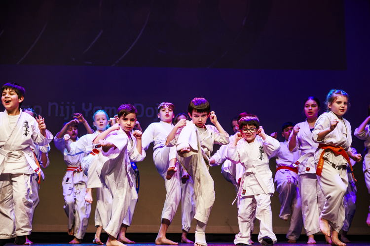 De karateka's van Niji Yama verzorgden een demo. 
