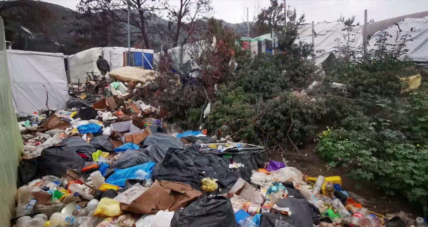 Basura, desperdicios y ratas en el campo de Vathy, Samos. Imagen extraída del vídeocomunicado