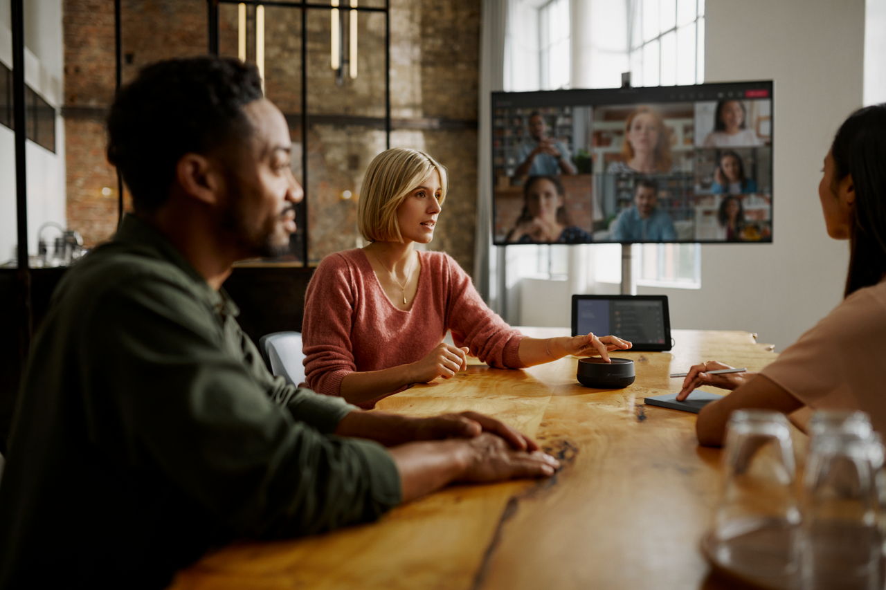 Grâce au TeamConnect Intelligent Speaker, Sennheiser propose une solution permettant d'organiser des réunions efficaces, ciblées et inclusives pour un maximum de 10 personnes.