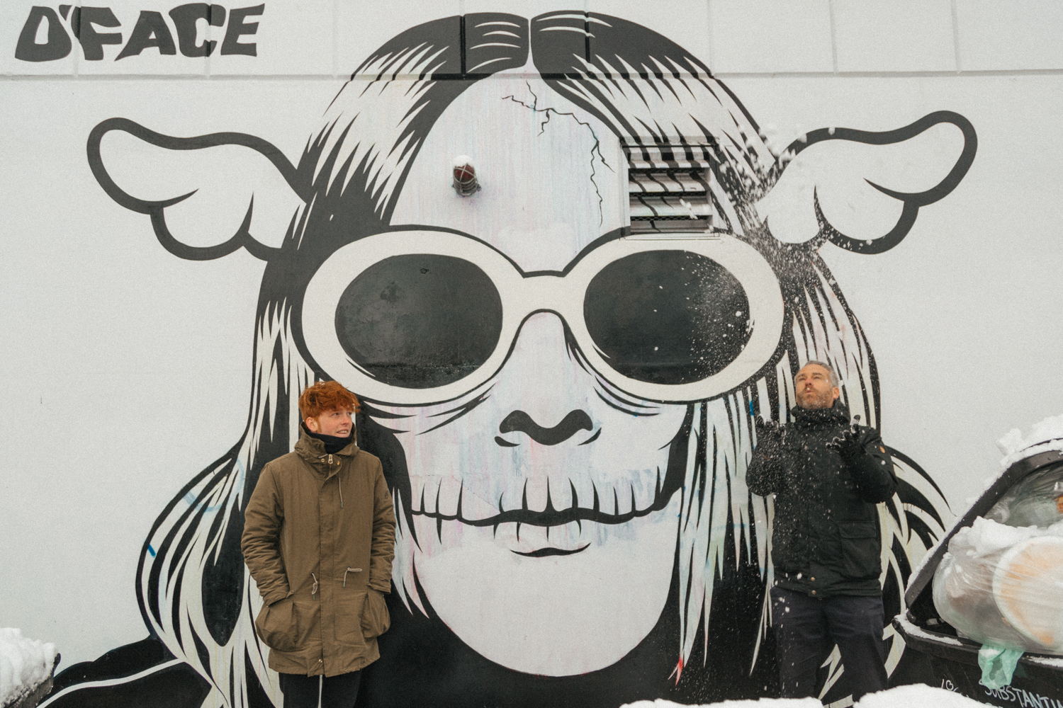 Stijn Van de Voorde en Thibault Christiaensen aan Kurt Cobain mural in Seattle © Studio Brussel