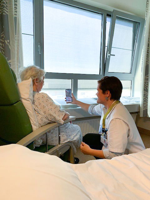 De sociaal verpleegkundigen faciliteren videogesprekken met patiënten die zelf geen smartphone hebben om het contact met hun familie te onderhouden nu ze geen bezoek krijgen