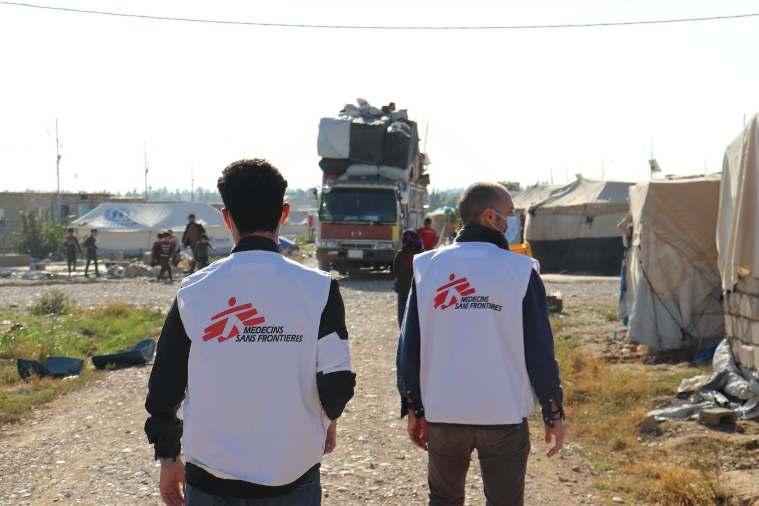 Laylan camp: IDPs are asked to load their belongings on trucks provided by the authorities as part of the camp closure. Copyright: Alex Dunne/MSF