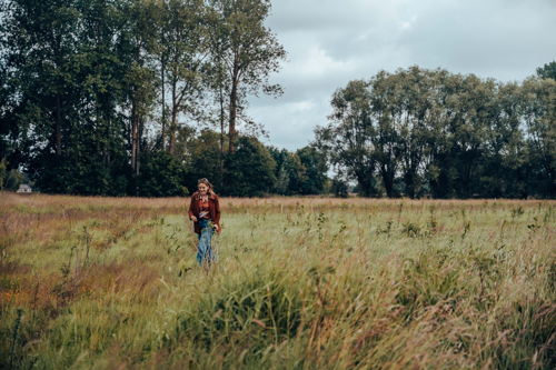 Sarah Parent dans un jeune forêt plantée en Belgique