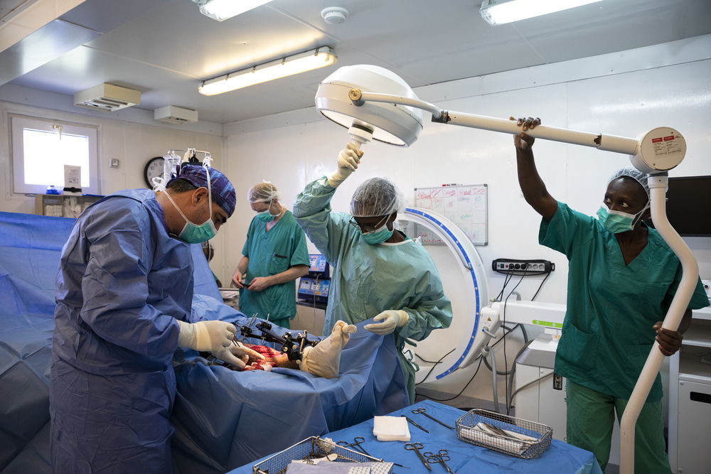 Intervención quirúrgica en hospital de Tabarre, especializado en uregencias traumáticas. © Leonora Baumann