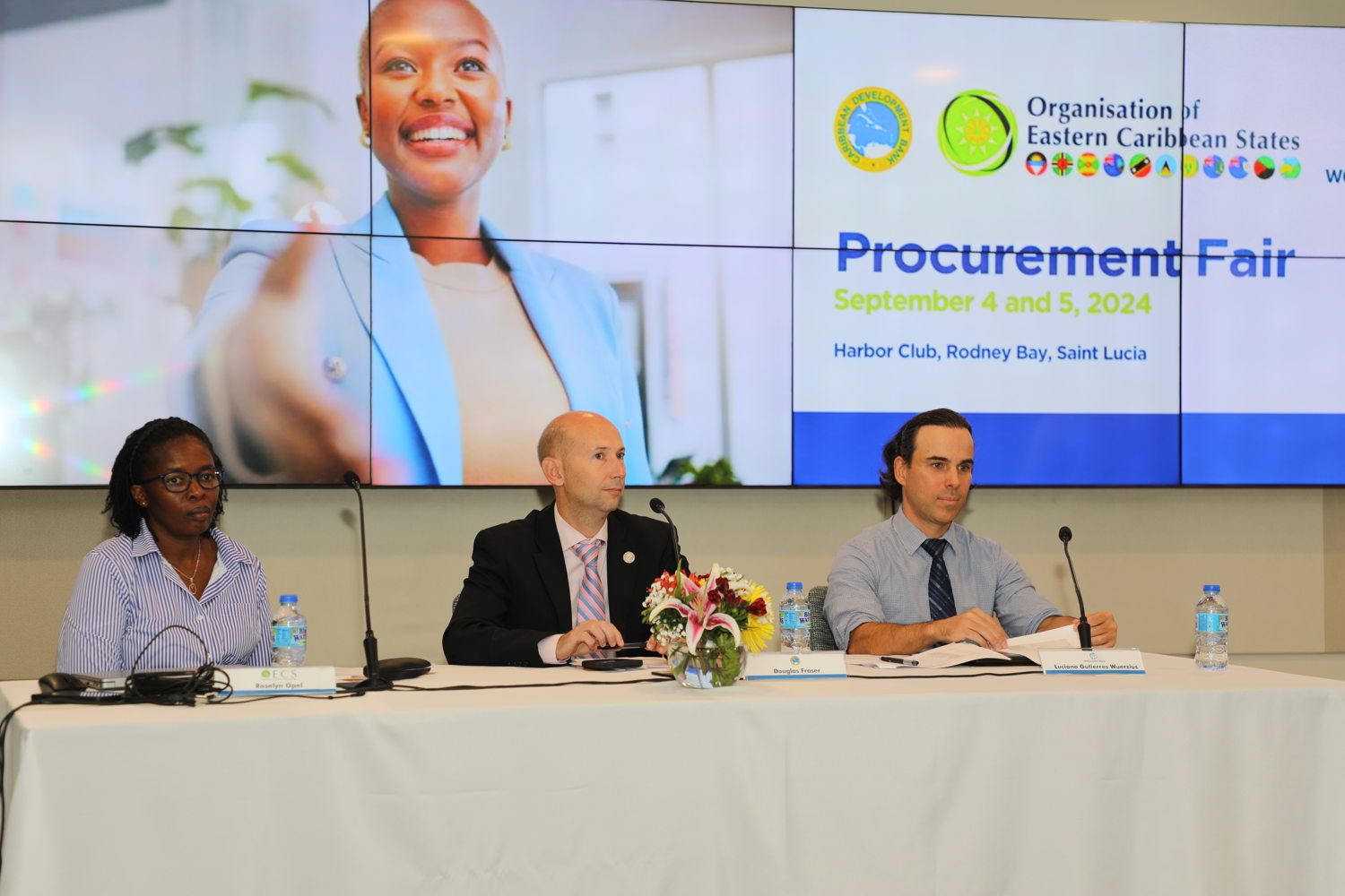 De gauche à droite : Roselyn Opel, responsable des Services d'Achats Groupés à la Commission de l'OECO ; M. Doug Fraser, Responsable de l'approvisionnement à la BDC ; M. Luciano Gutierres Wuerzius, Spécialiste des marchés publics à la Banque mondiale