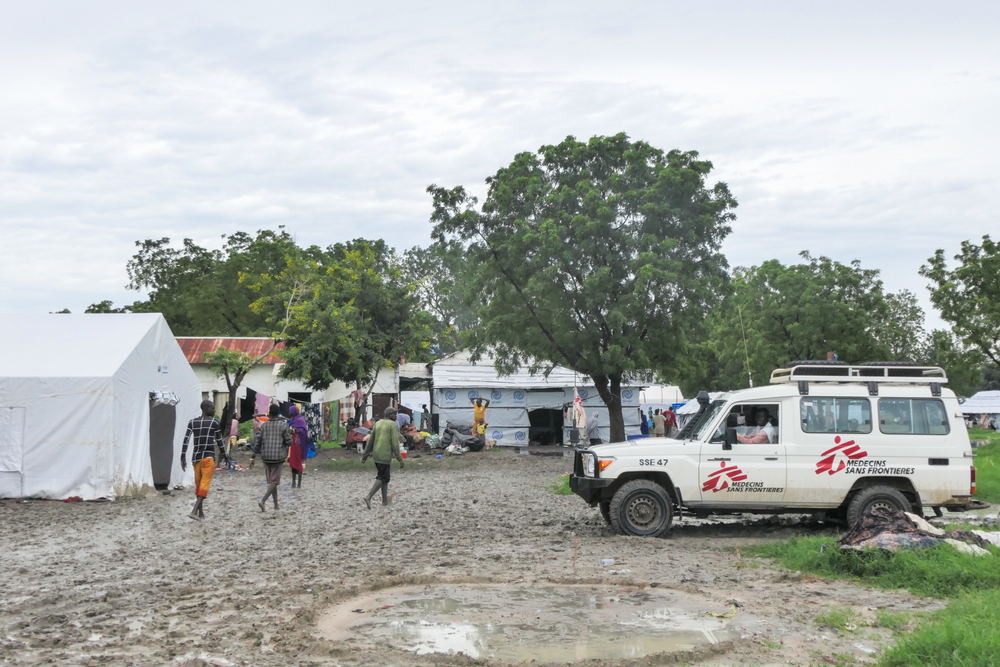 An MSF car drives through Bulukat transit camp on its way to the MSF Mobile Clinic in Bulukat Emergency Project in Upper Nile state. The Bulukat transit centre hosts over 5,000 returnees who fled the conflict in Sudan. Photographer: Gale Julius Dada | Location: South Sudan| Date: 16/08/2023 An MSF car drives through Bulukat transit camp on its way to the MSF Mobile Clinic in Bulukat Emergency Project in Upper Nile state. The Bulukat transit centre hosts over 5,000 returnees who fled the conflict in Sudan. Photographer: Gale Julius Dada | Location: South Sudan| Date: 16/08/2023