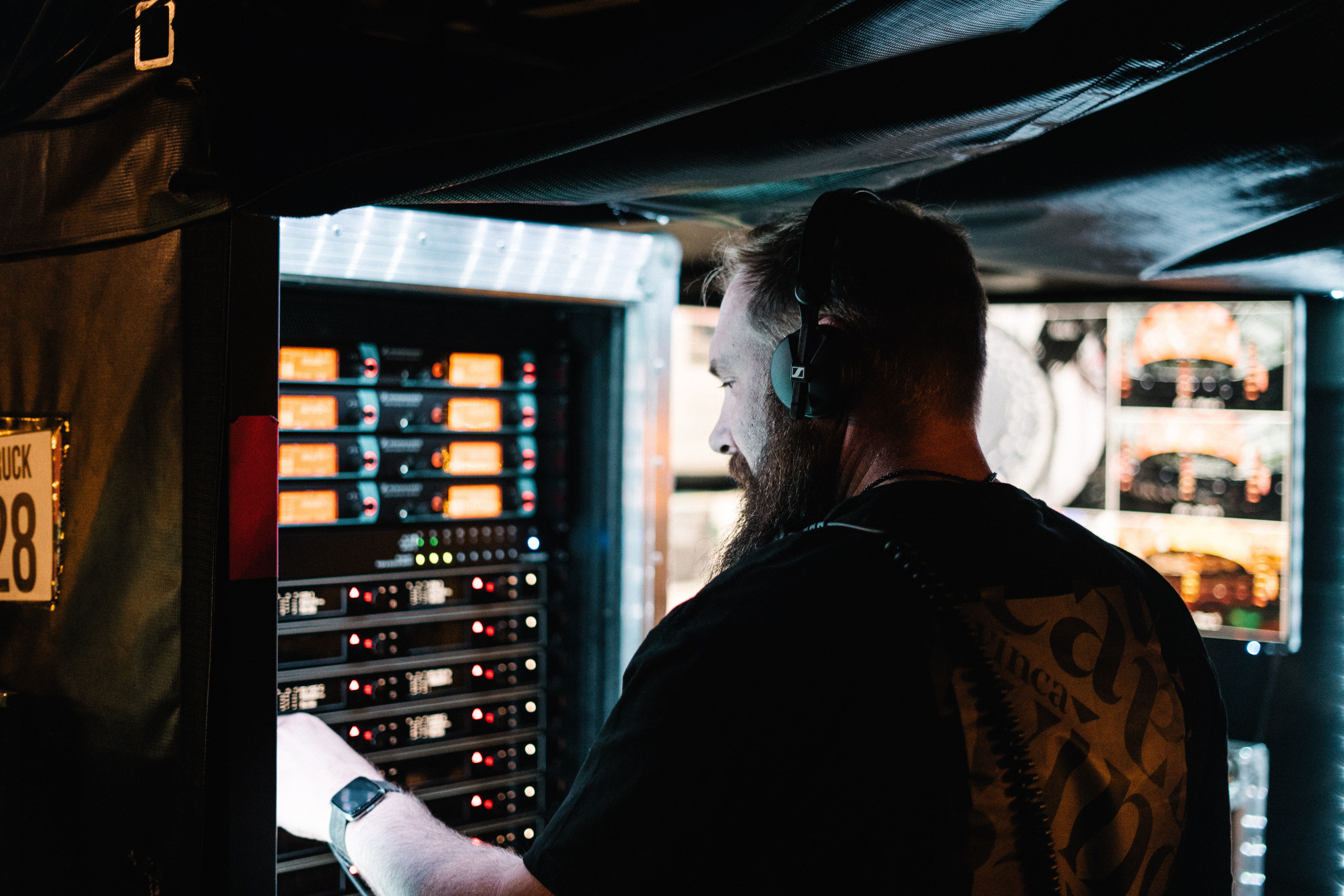 射频工程师 Dave White 正在监听 Digital 6000 系列的接收机。图片来源：Zak Walters
