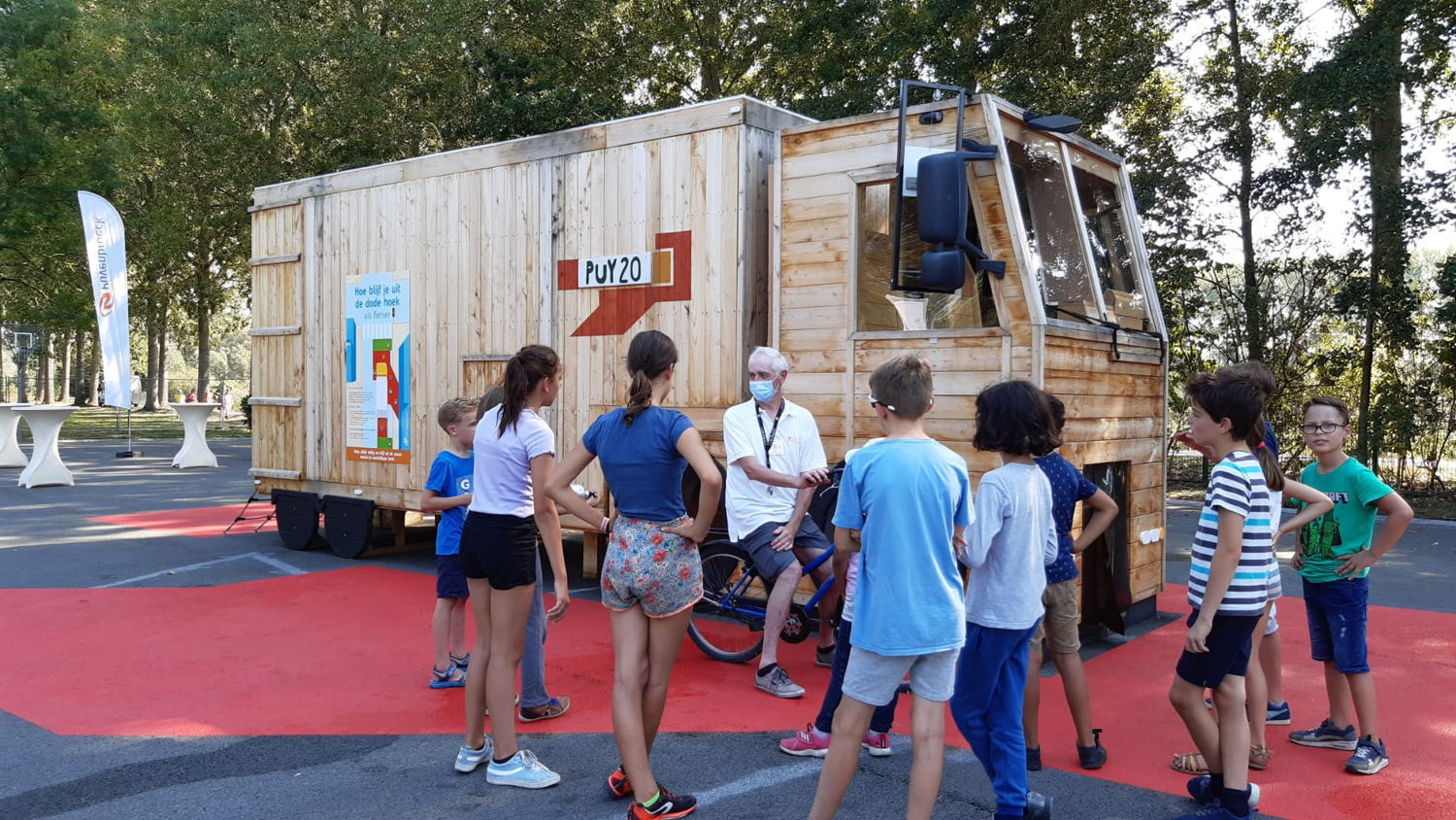 Freinetschool Het Prisma uit Gent krijgt les over de dode hoek. 