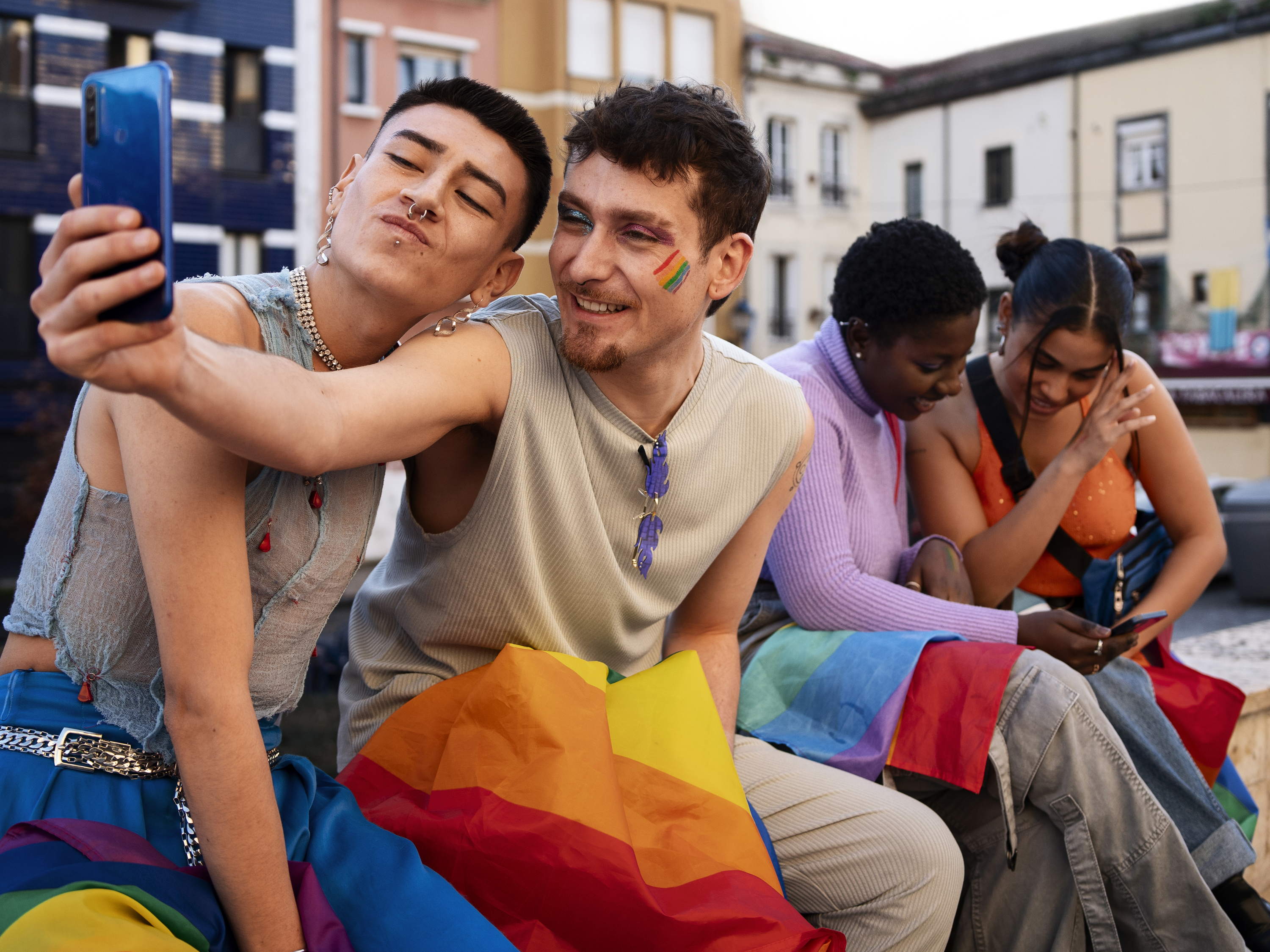 🌈 CONEXIONES REALES, PLACERES REALES: TROJANⓇ CELEBRA EL MES DEL PRIDE