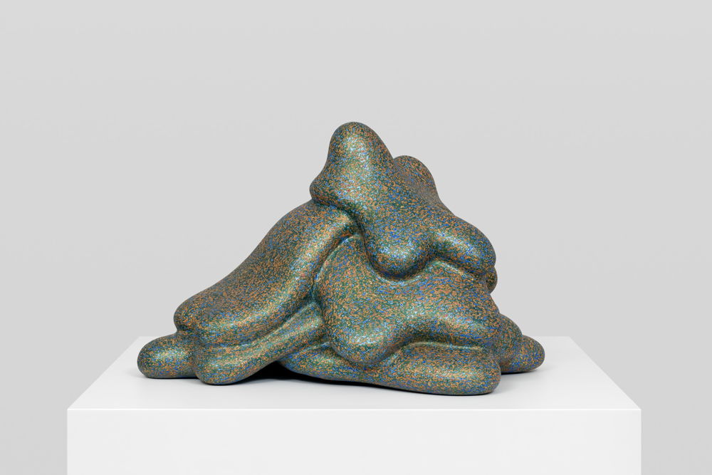 Ken Price, Oki, 2007. fired and painted clay, 37 × 61 × 56 cm. Photo credit: HV-studio Courtesy of the Artist and Xavier Hufkens, Brussels