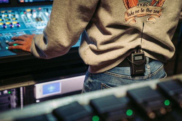 Een 'spectaculaire functie': de monitortechnicus kan het in-ear volume van de artiesten controleren en zorgvuldig instellen op een gezond niveau.