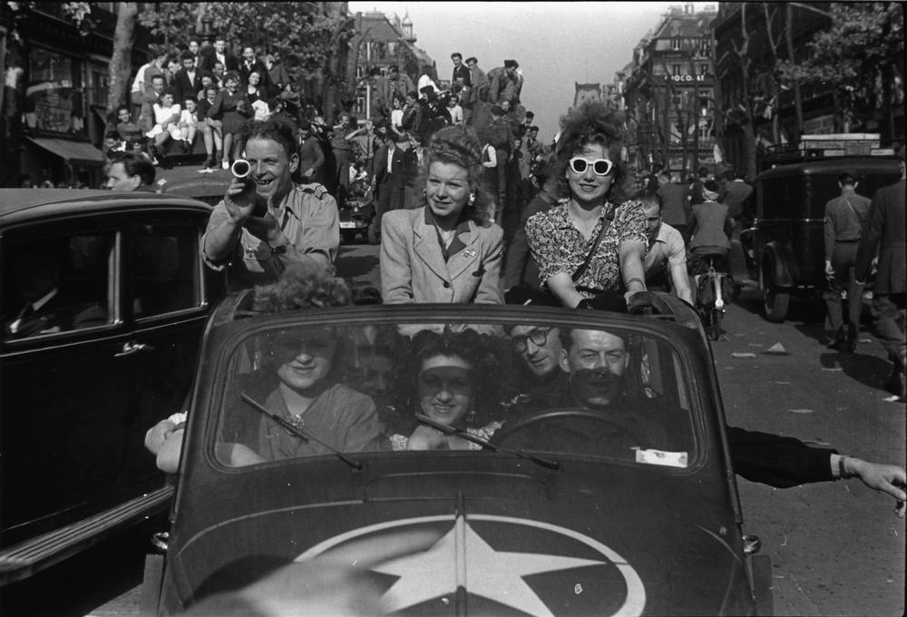VE Day AKG221984 © akg-images / Paul Almasy