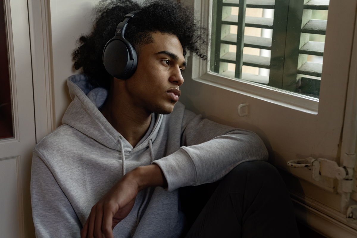 Gute Noise-Cancelling-Kopfhörer wie der neue HD 450BT von Sennheiser können dir dabei helfen, den gegenwärtigen Moment bewusst zu genießen