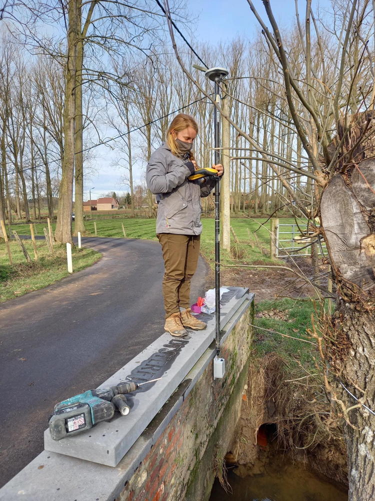 Een peilmeter wordt geïnstalleerd.