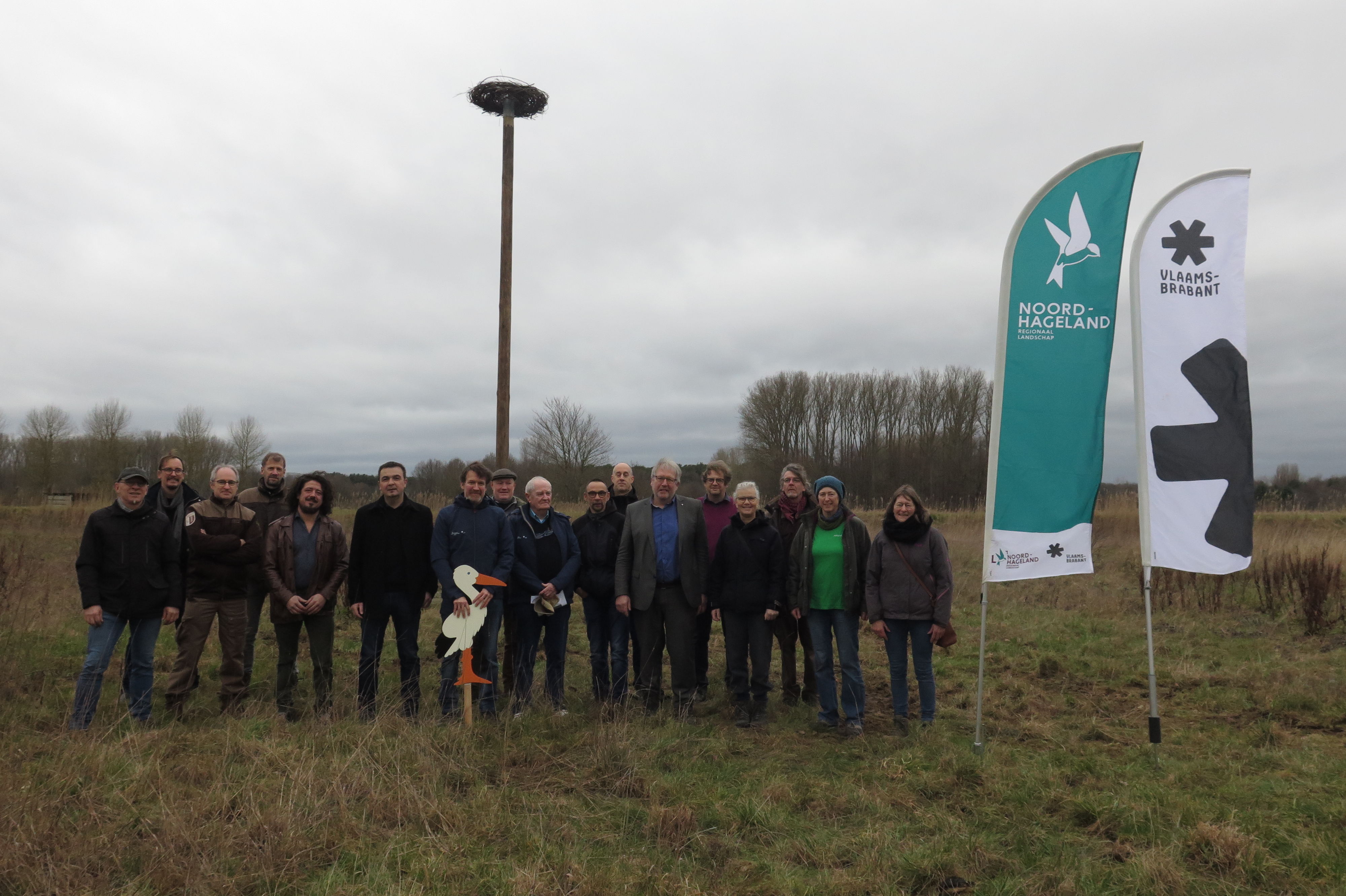 Op 3 februari plaatsten medewerkers van het Regionaal Landschap Noord-Hageland ooievaarsnesten in de Demervallei
