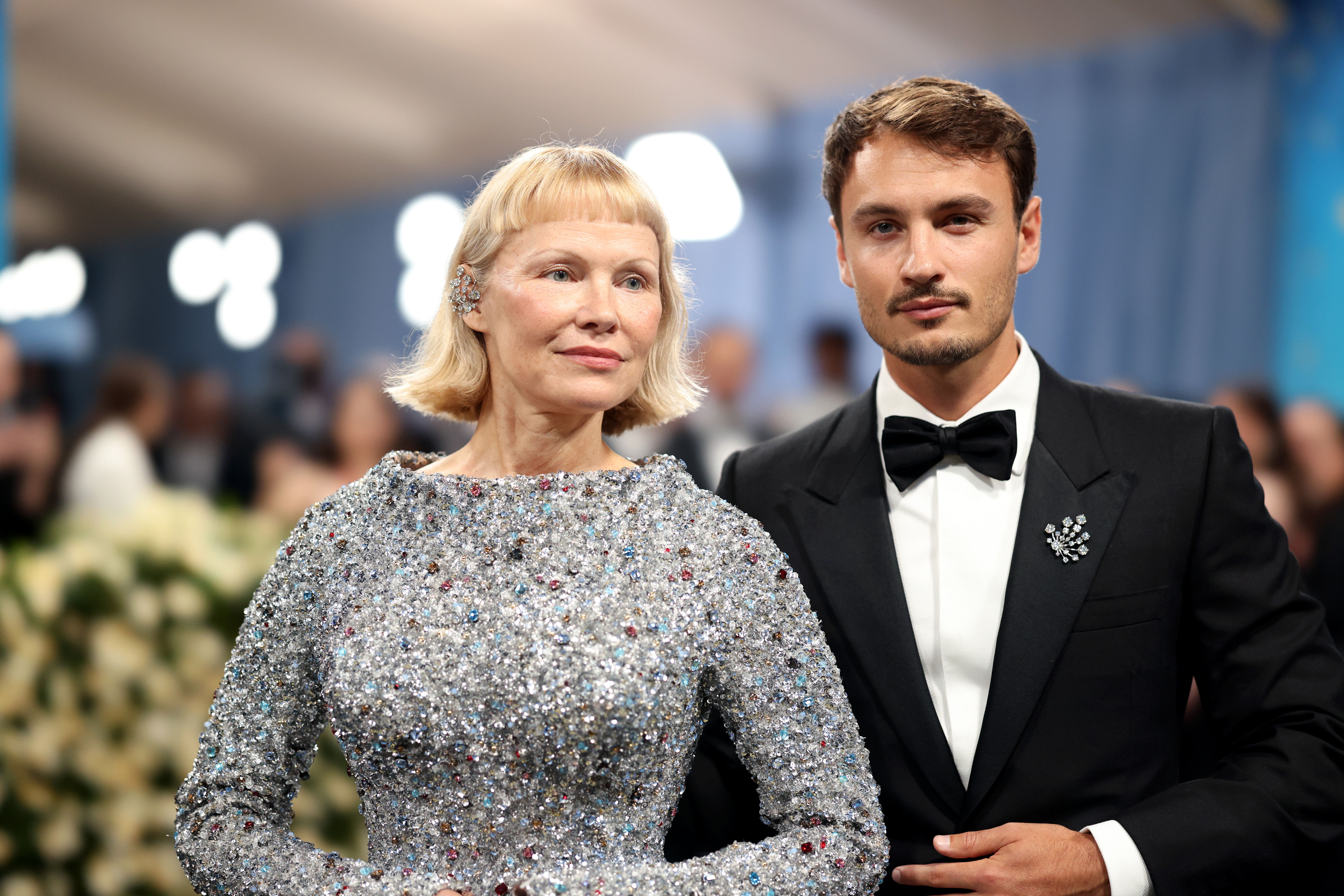 Pamela Anderson y Brandon Thomas Lee en Custom Pandora Lab-Grown Diamond Jewelry / Image Credit: Getty, John Shearer Pamela Anderson y Brandon Thomas Lee en Custom Pandora Lab-Grown Diamond Jewelry / Image Credit: Getty, John Shearer