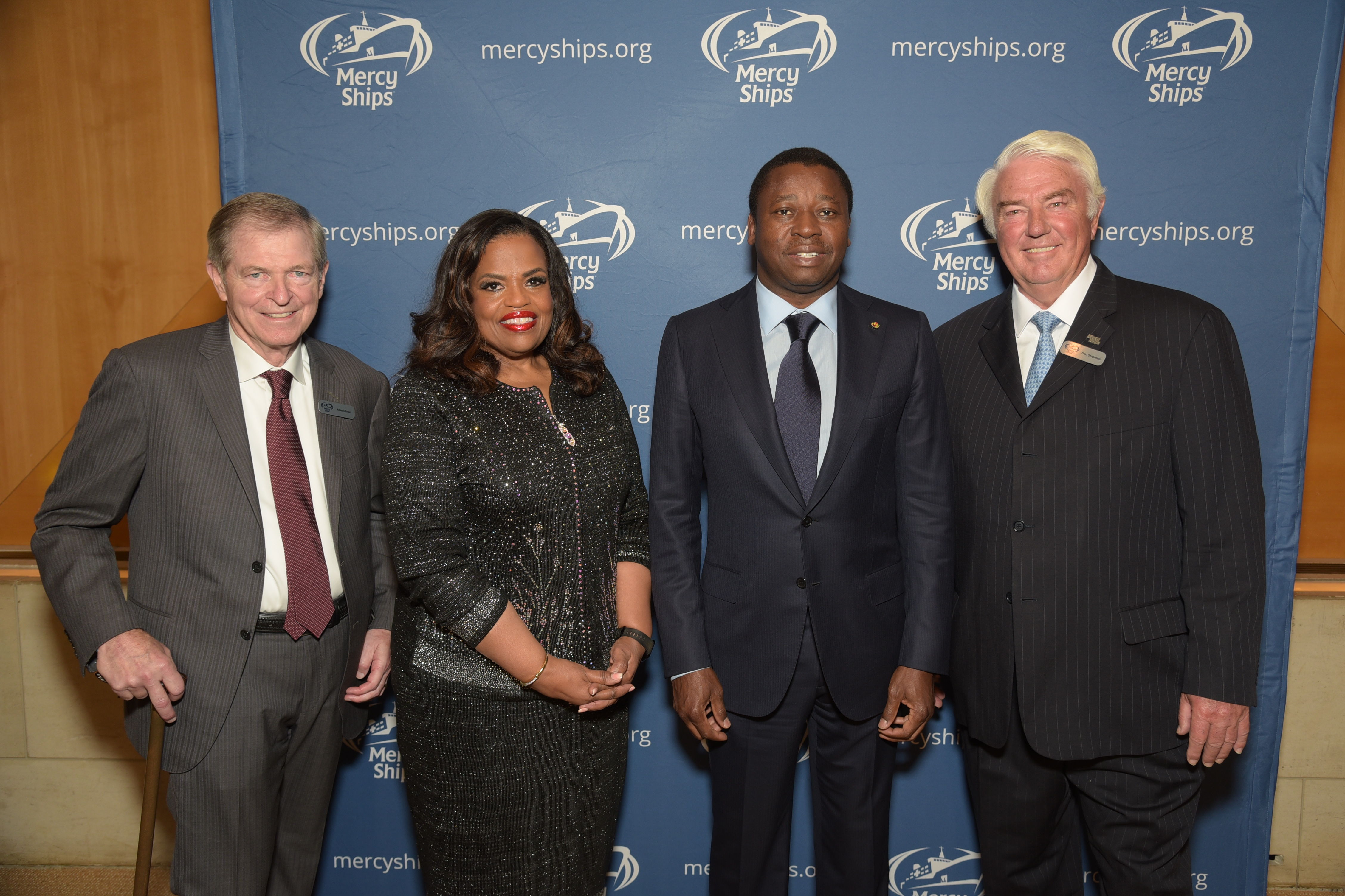 De gauche à droite: Mike Ullman, Président de Mercy Ships International; la Présidente de Mercy Ships Rosa Whitaker; Son Excellence Monsieur Faure Gnassingbé, Président de la République togolaise; et Don Stephens, fondateur de Mercy Ships.