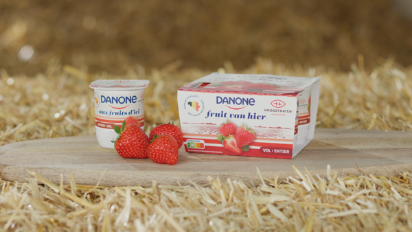 Danone werkt samen met het bekende aardbeienmerk Hoogstraten voor een nieuwe yoghurt met verse melk en fruit van hier