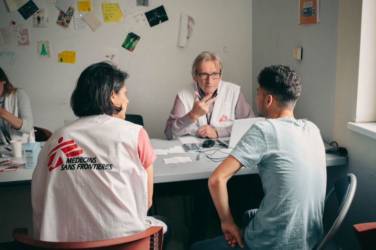 Bruxelles le 29 juin 2023, au HUB humanitaire. Zeinep, health promoter, et Jacques, encodeur, enregistrent un patient avant sa vaccination. Copyright MSF - Marin Driguez - Agence VU' 